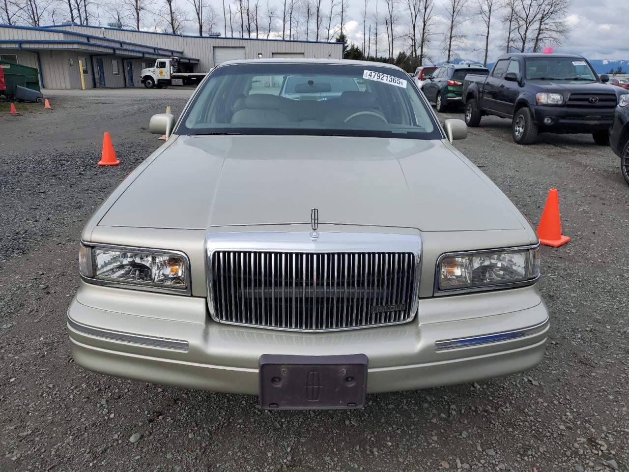1997 Lincoln Town Car - Image 5