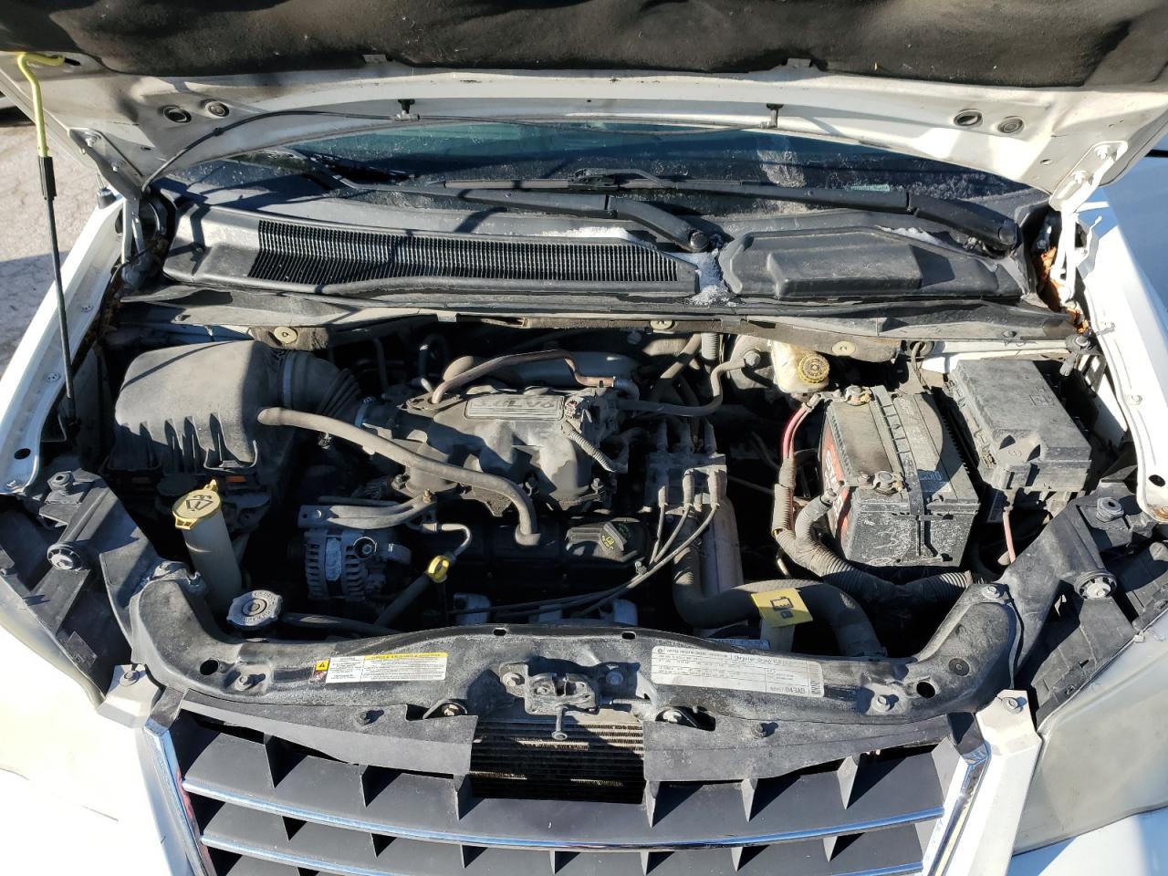 2010 Chrysler Town & Country - Image 13
