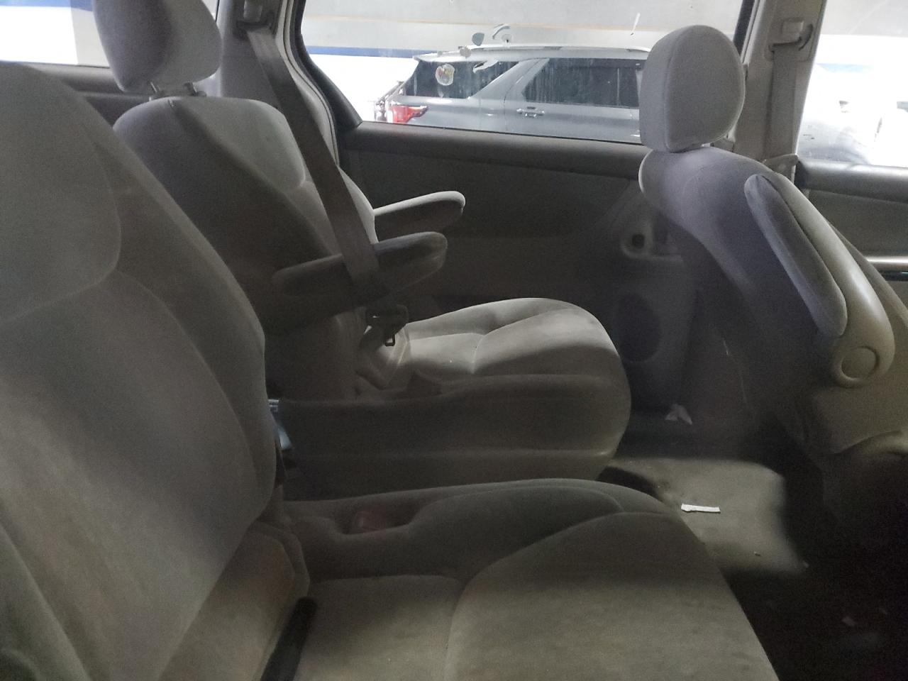 2004 Toyota Sienna - Image 11