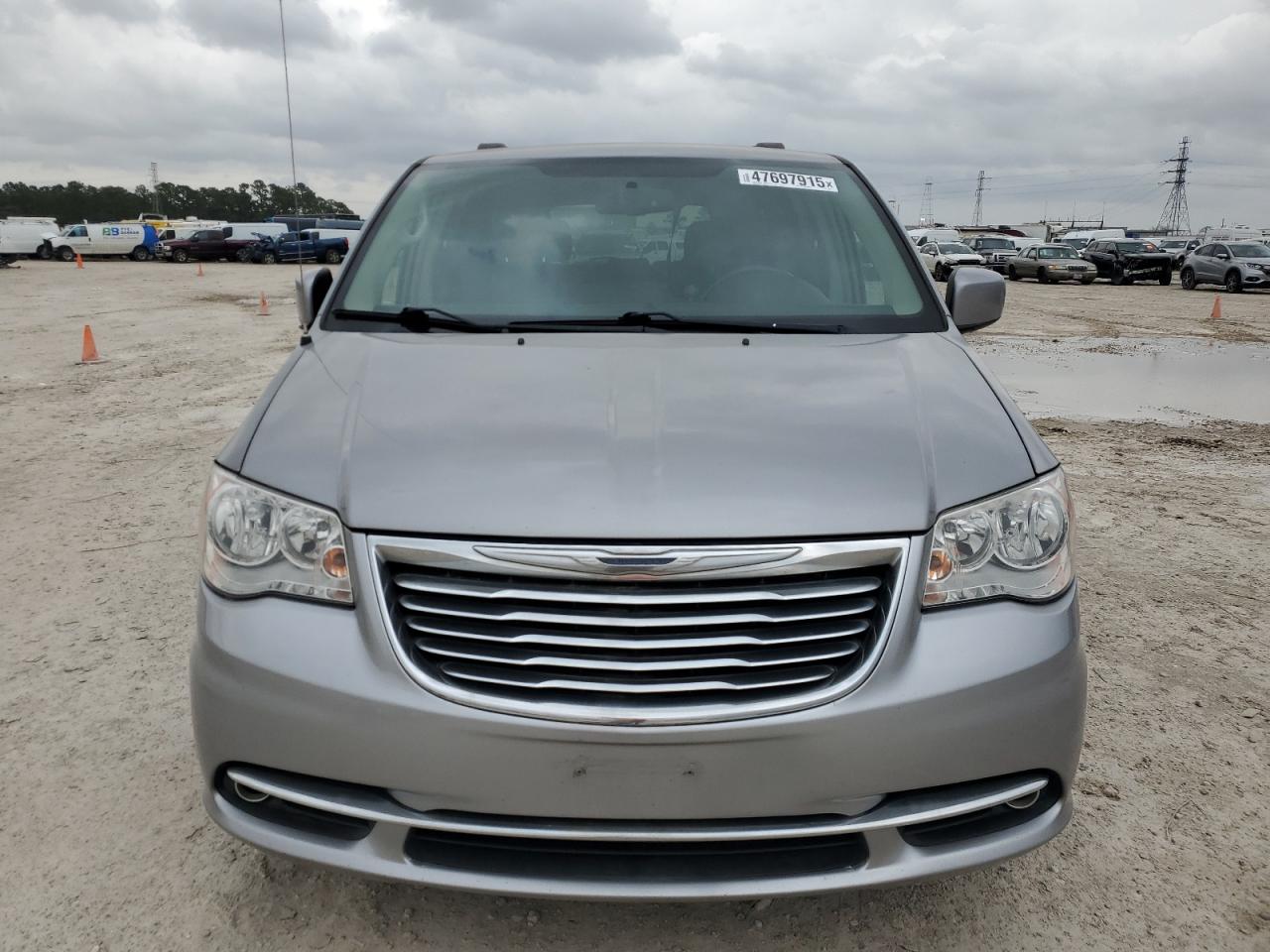 2016 Chrysler Town & Country - Image 5