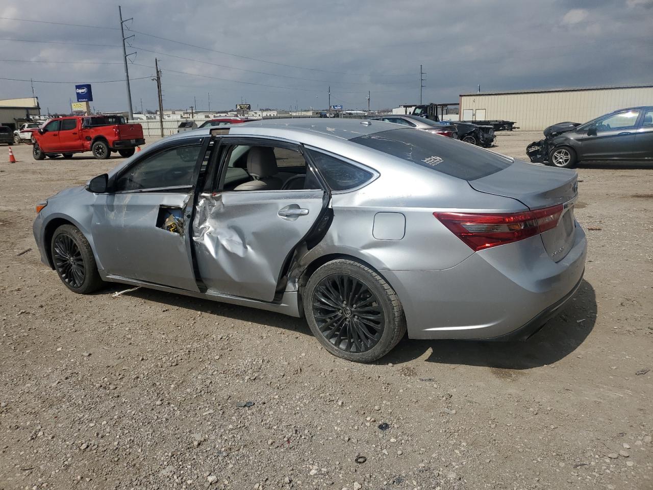 2016 Toyota Avalon - Image 2