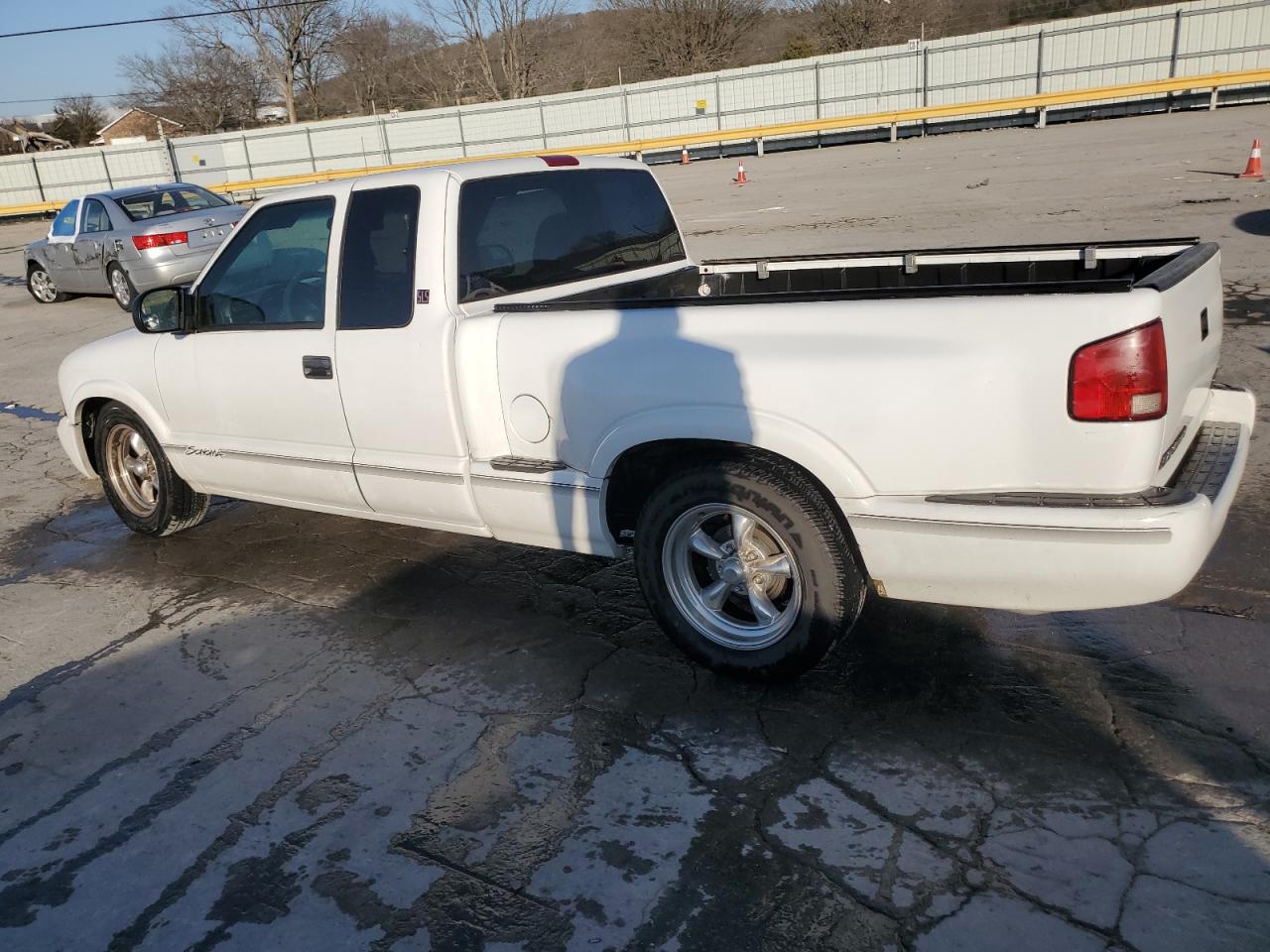 1999 GMC Sonoma - Image 2