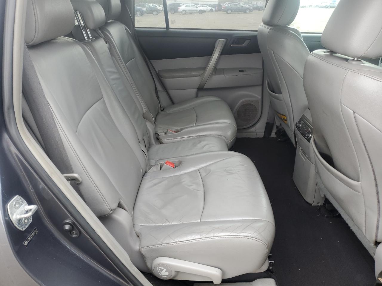 2011 Toyota Highlander - Image 11