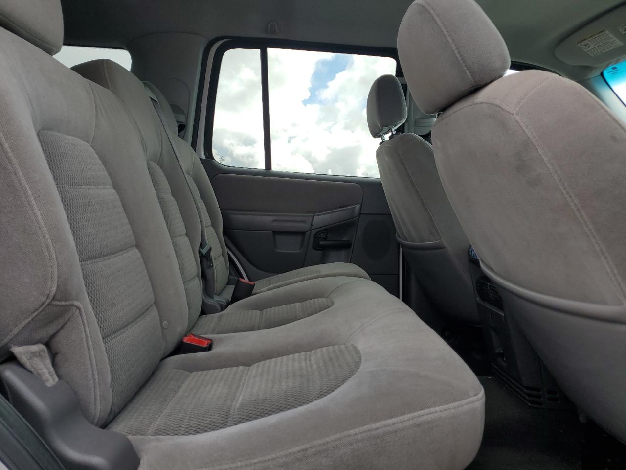 2005 Ford Explorer - Image 11
