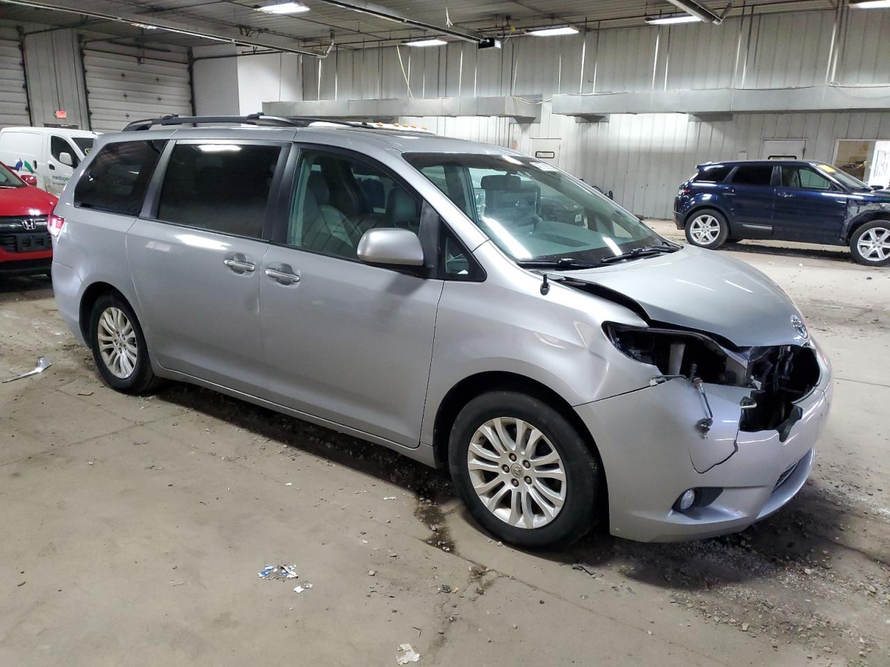 2013 Toyota Sienna - Image 4