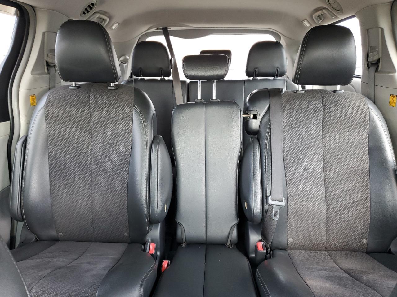 2012 Toyota Sienna - Image 10
