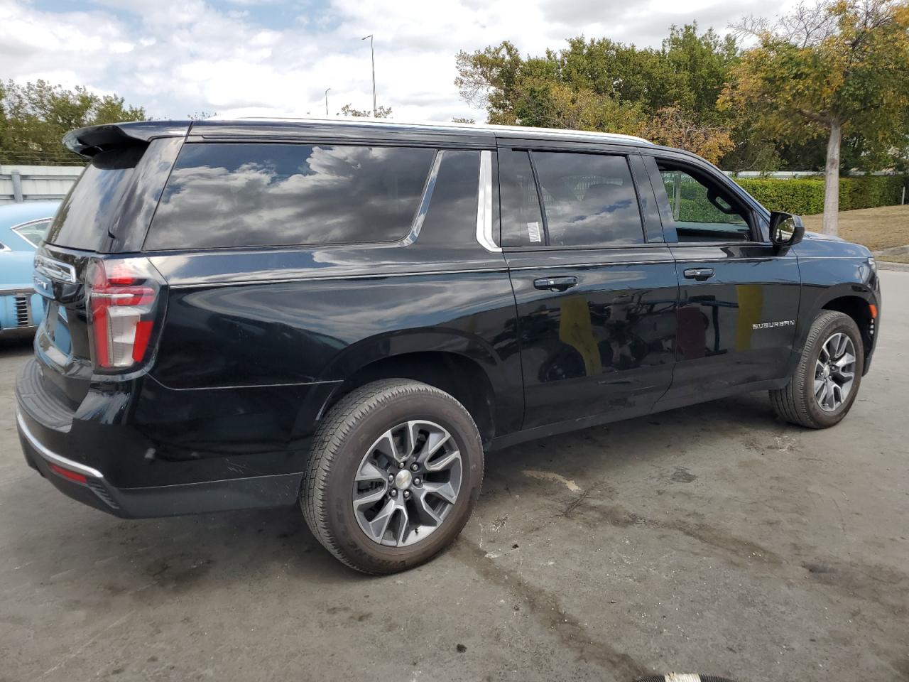 2022 Chevrolet Suburban - Image 3