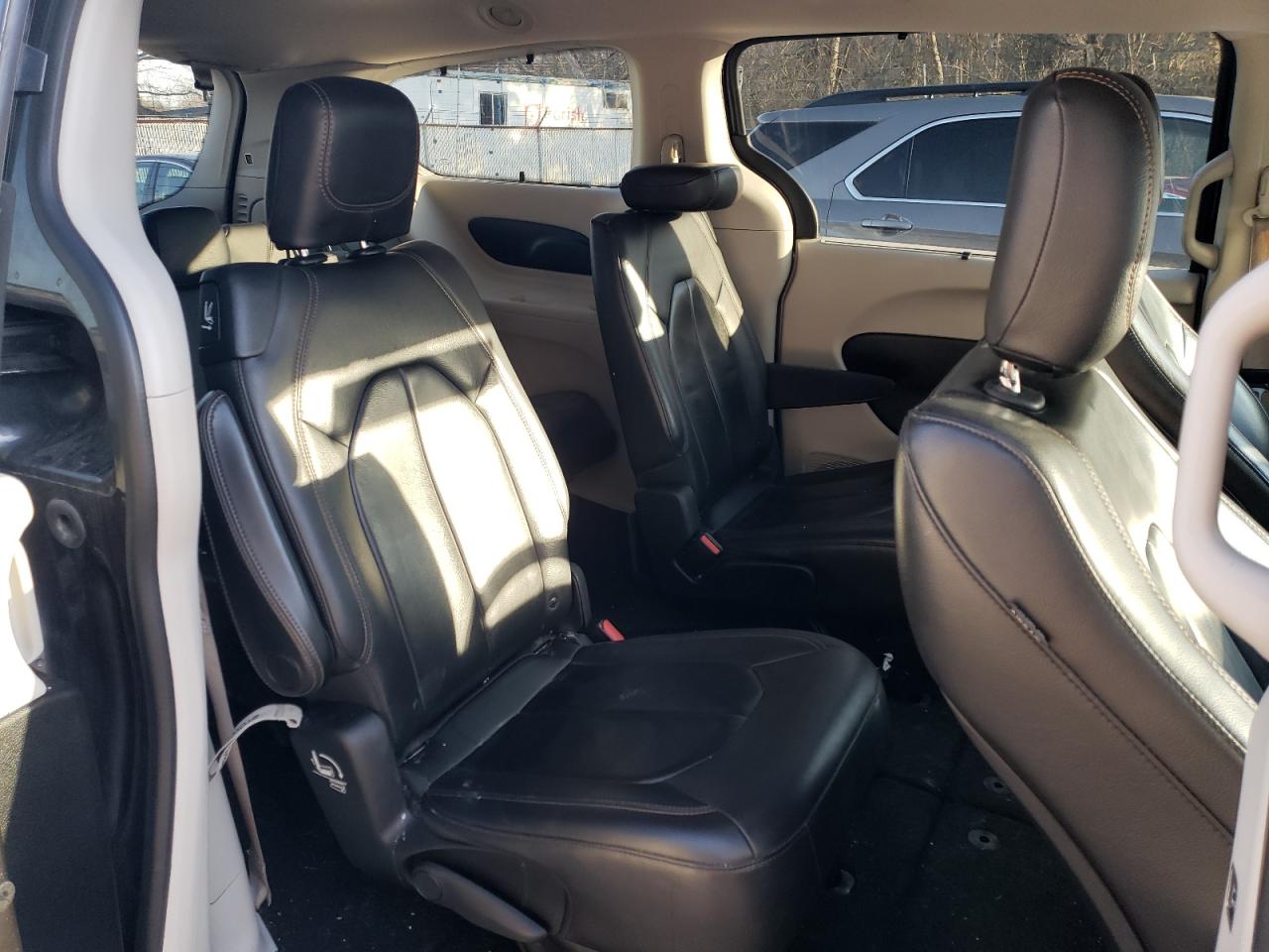 2017 Chrysler Pacifica - Image 11
