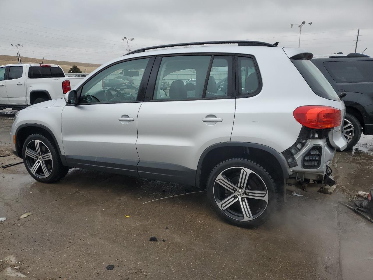 2017 Volkswagen Tiguan - Image 2