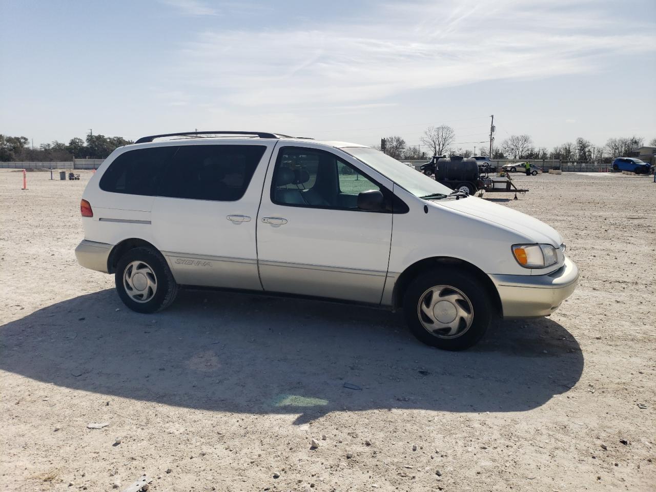 2000 Toyota Sienna - Image 4