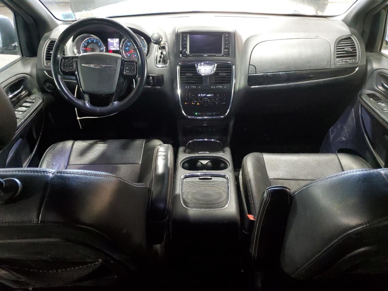 2015 Chrysler Town & Country - Image 8
