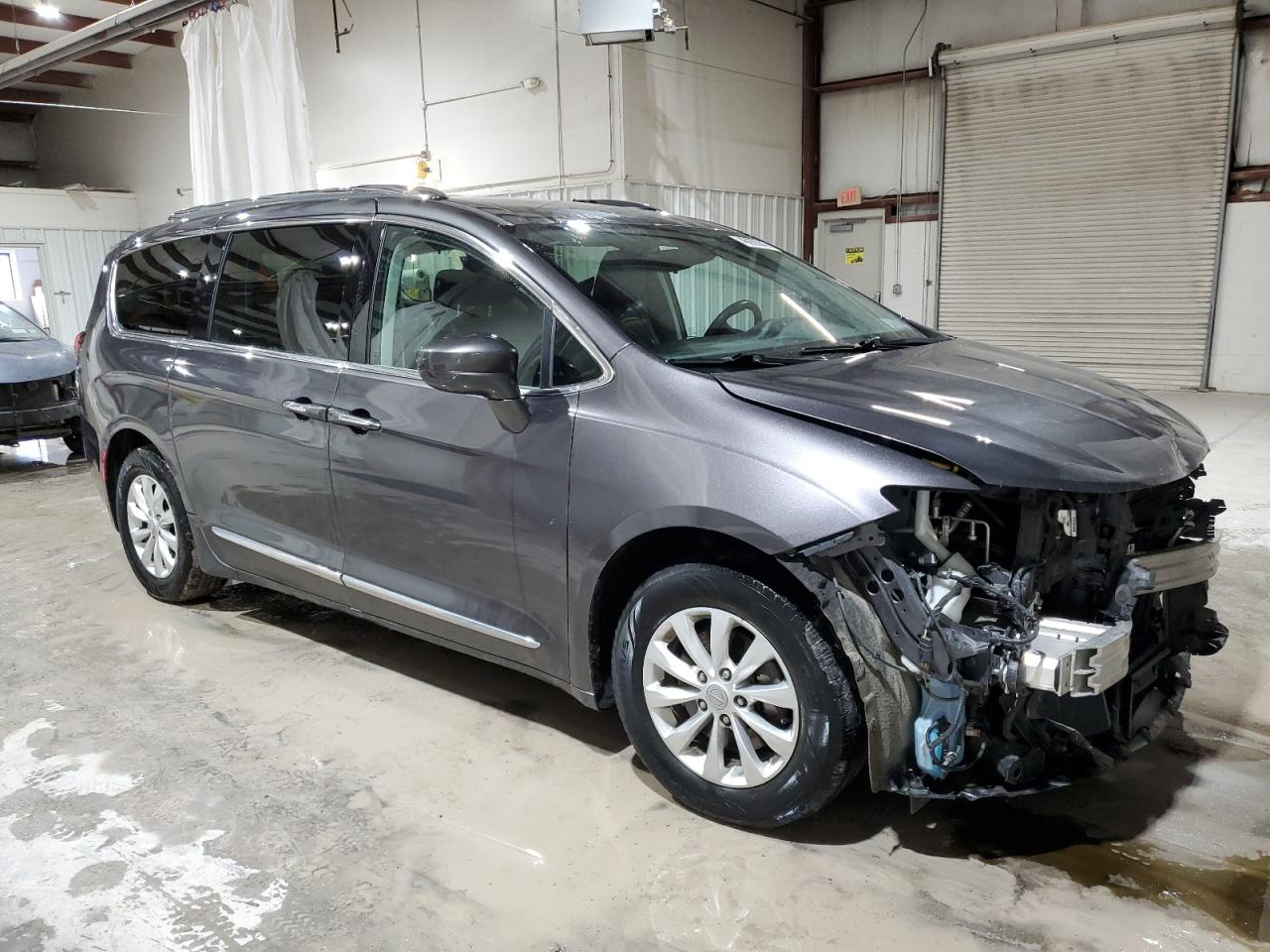 2018 Chrysler Pacifica - Image 4