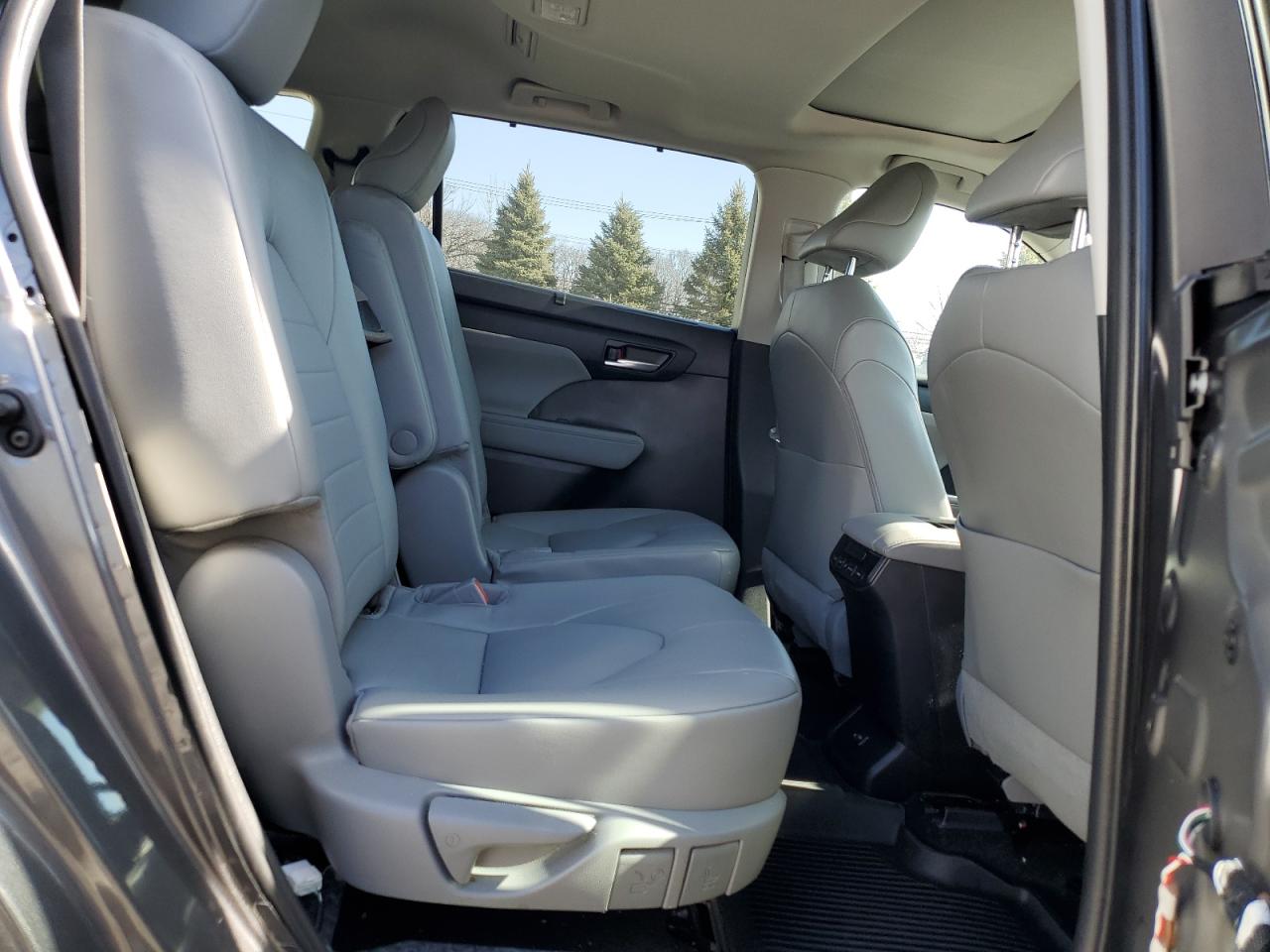 2022 Toyota Highlander - Image 12