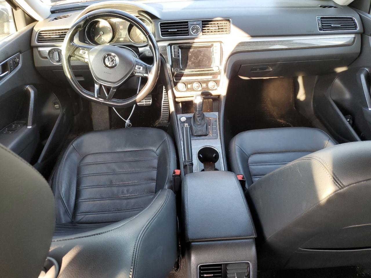 2017 Volkswagen Passat - Image 8