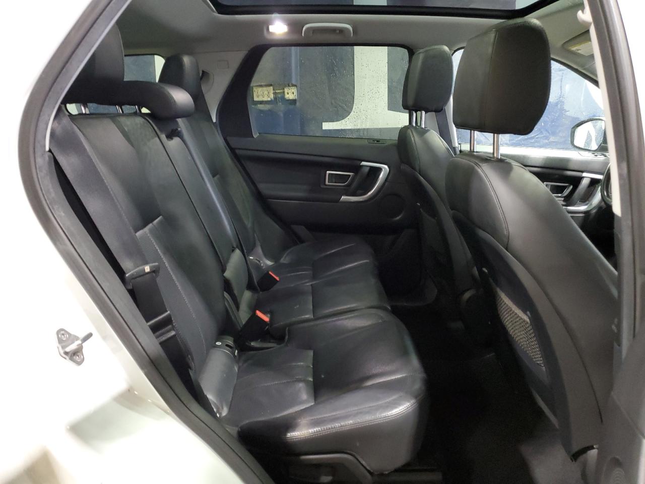 2016 Land Rover Discovery - Image 11