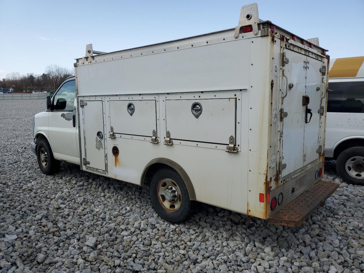 2010 Chevrolet Express - Image 2