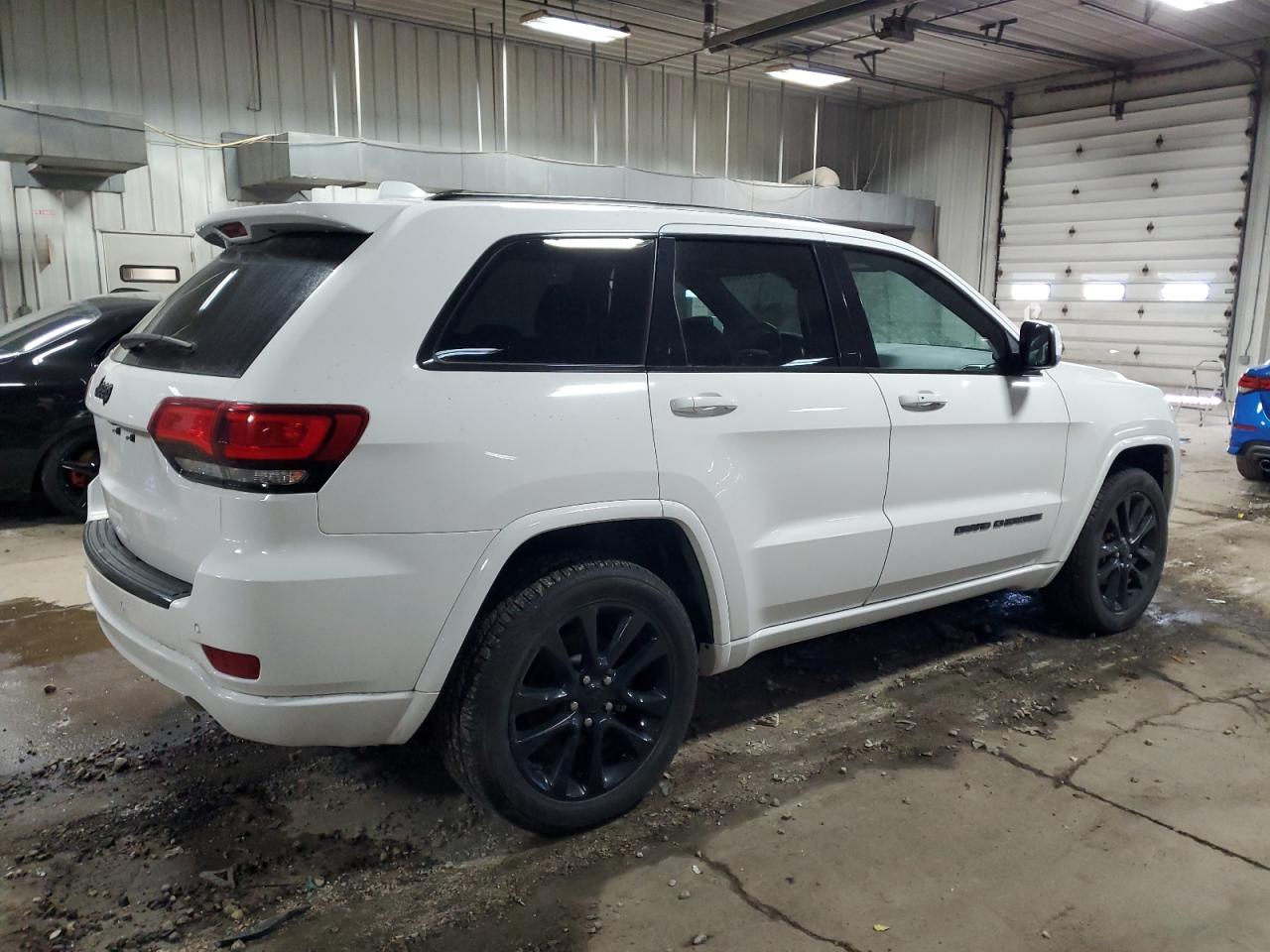 2017 Jeep Grand Cherokee - Image 3