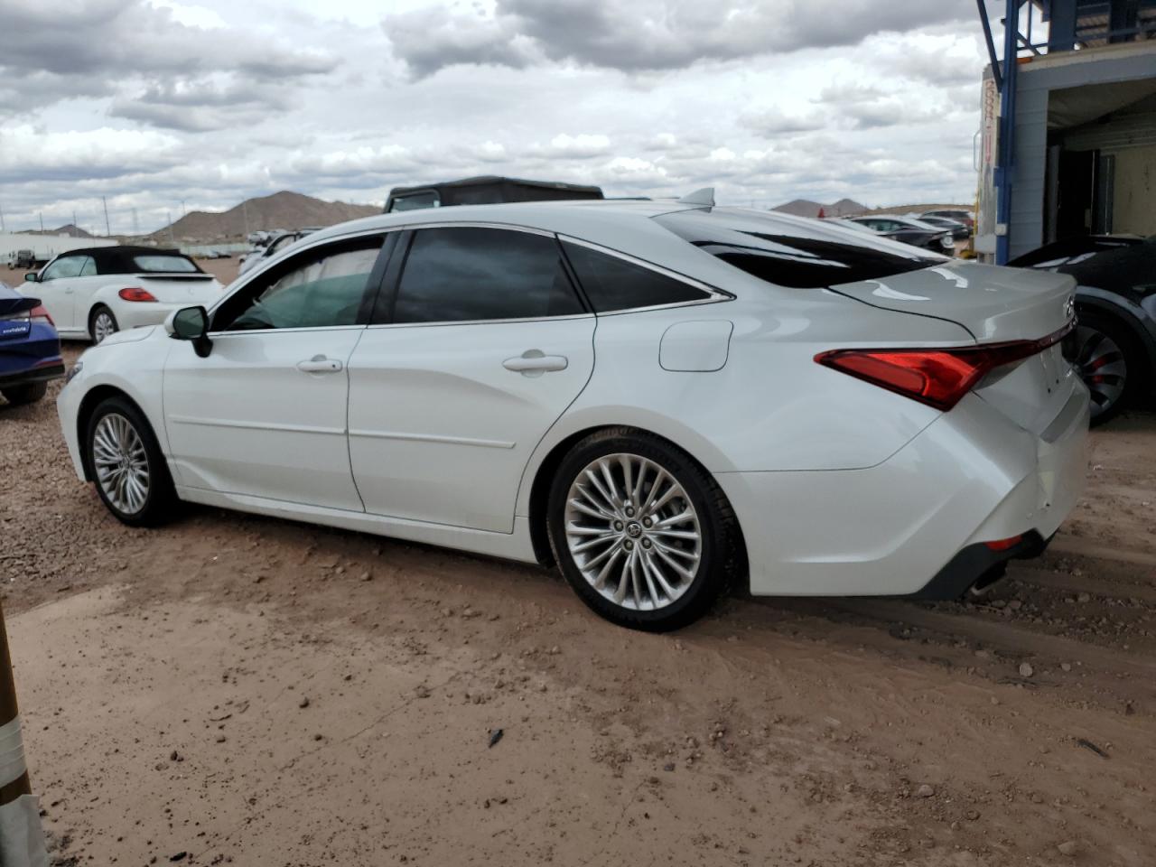 2019 Toyota Avalon - Image 2