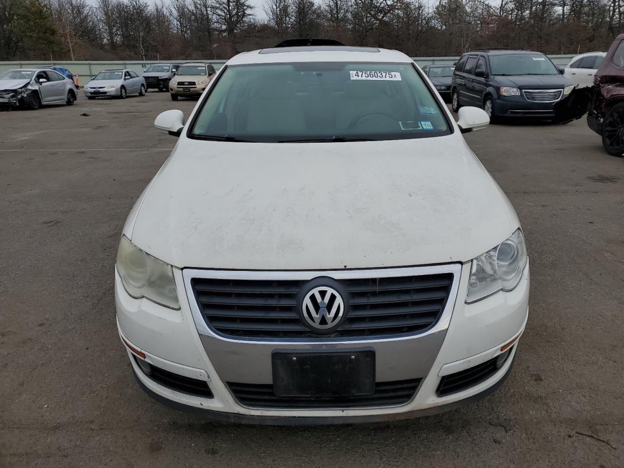 2010 Volkswagen Passat - Image 5