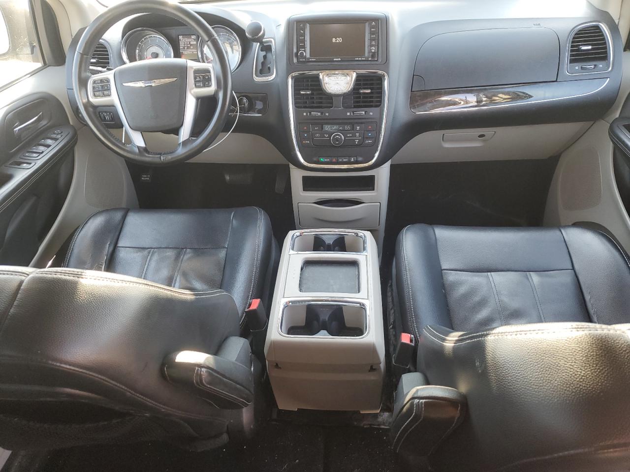 2013 Chrysler Town & Country - Image 8