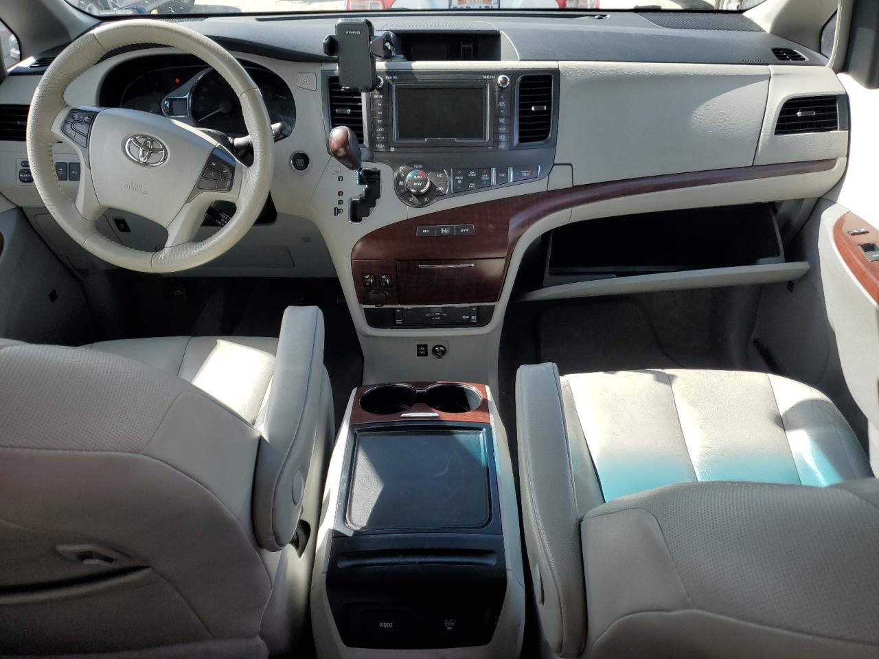 2012 Toyota Sienna - Image 9