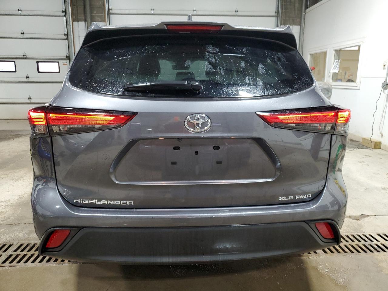 2022 Toyota Highlander - Image 6