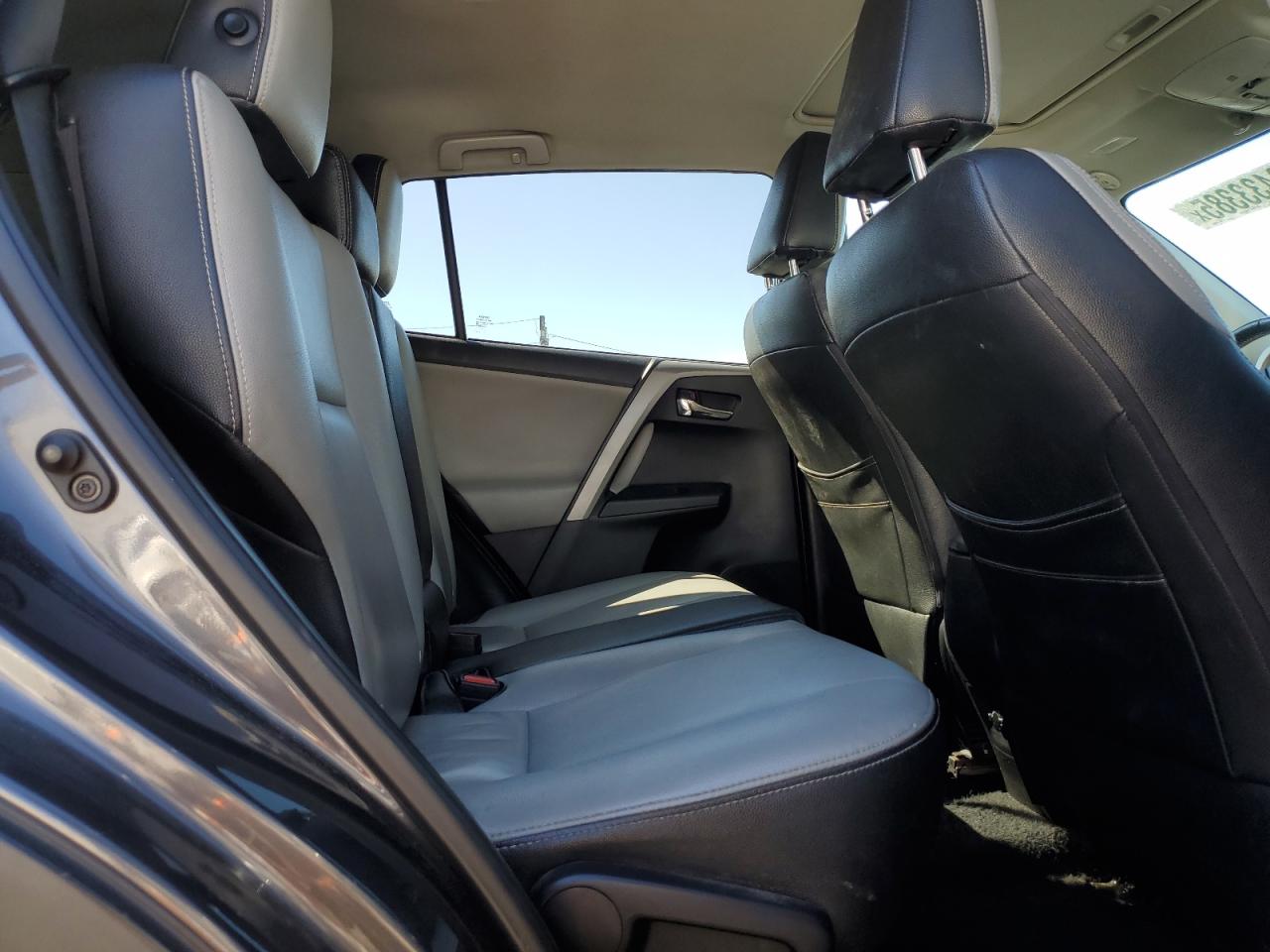 2017 Toyota RAV 4 - Image 11