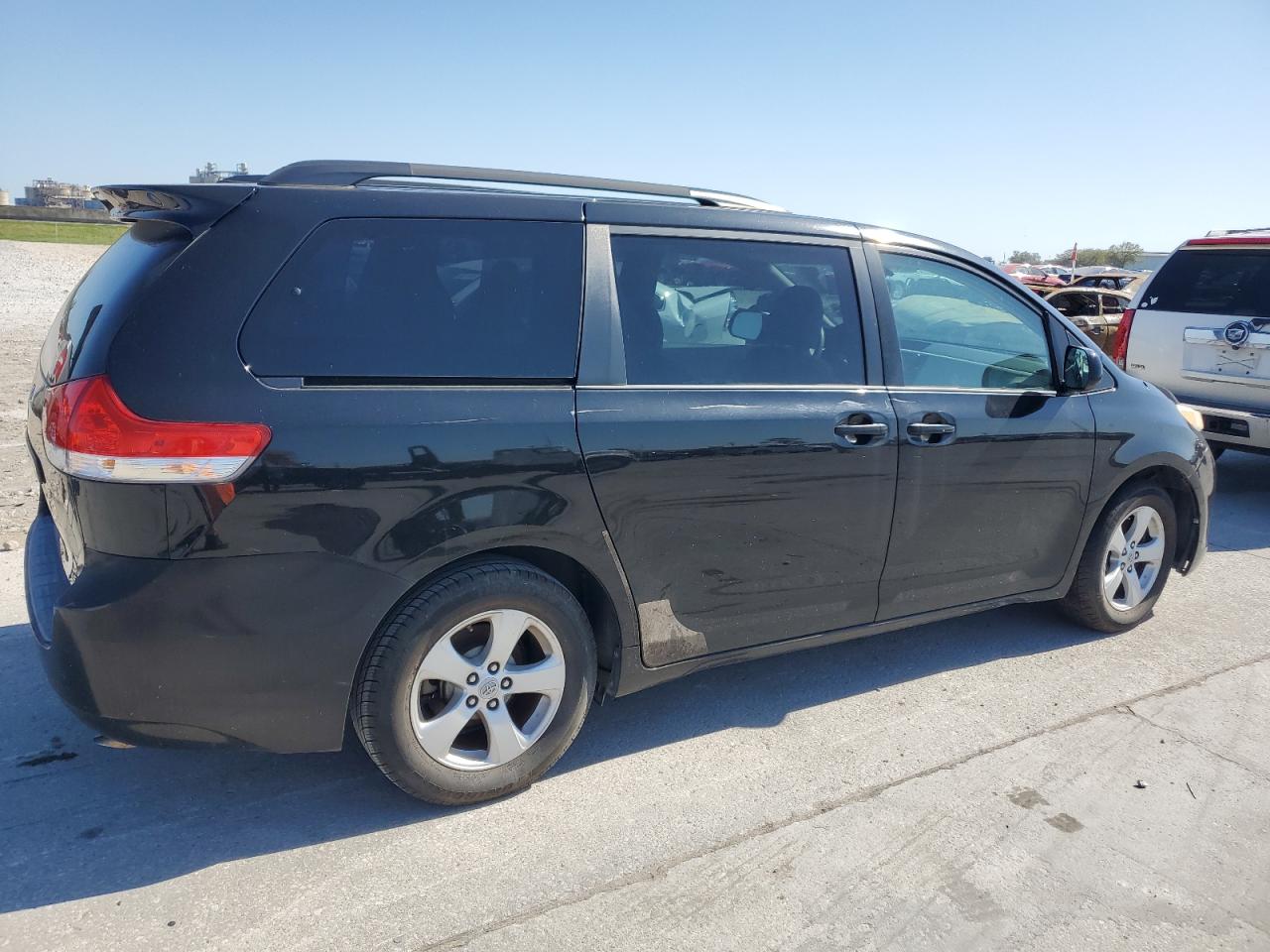 2011 Toyota Sienna - Image 3