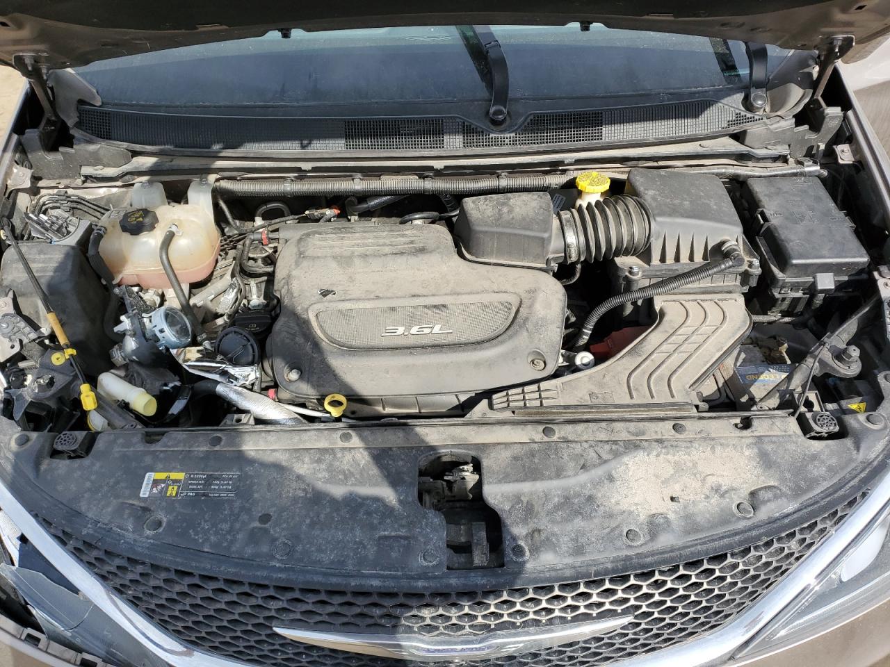 2017 Chrysler Pacifica - Image 12