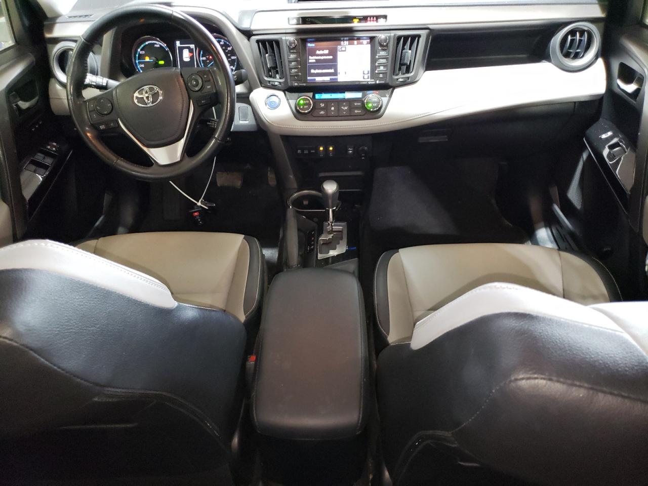 2017 Toyota RAV 4 - Image 8