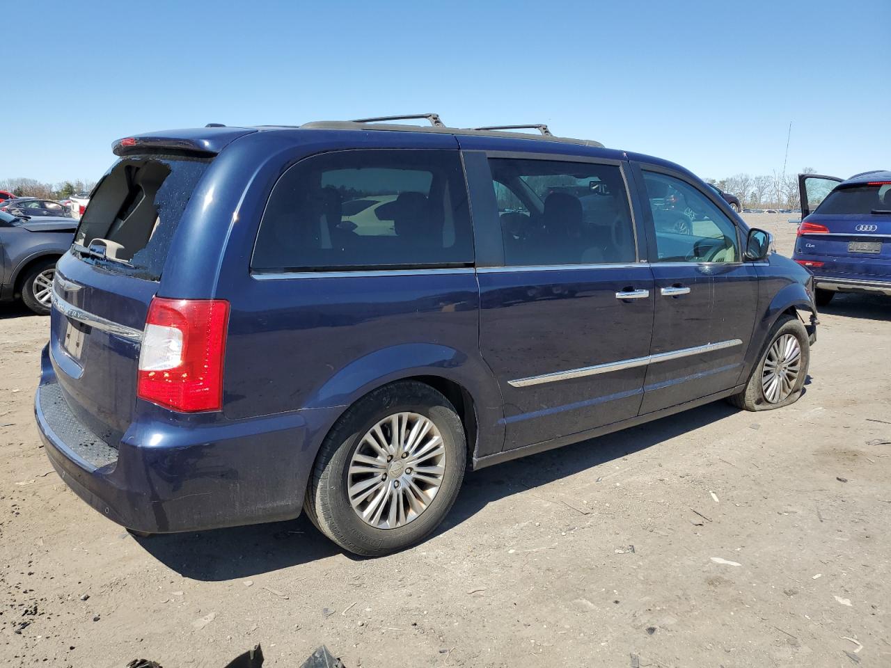 2014 Chrysler Town & Country - Image 3
