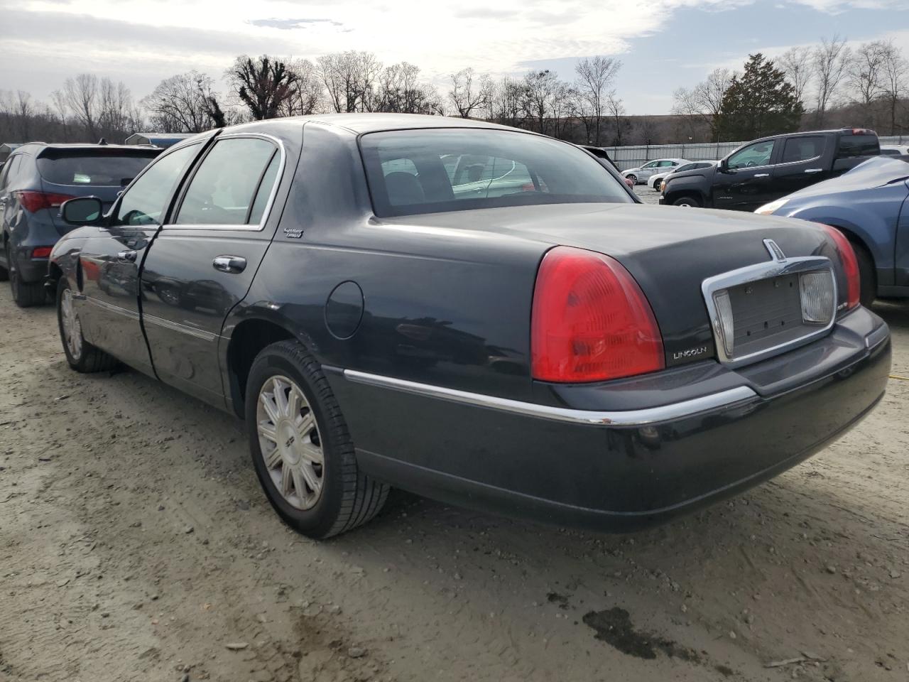 2008 Lincoln Town Car - Image 2