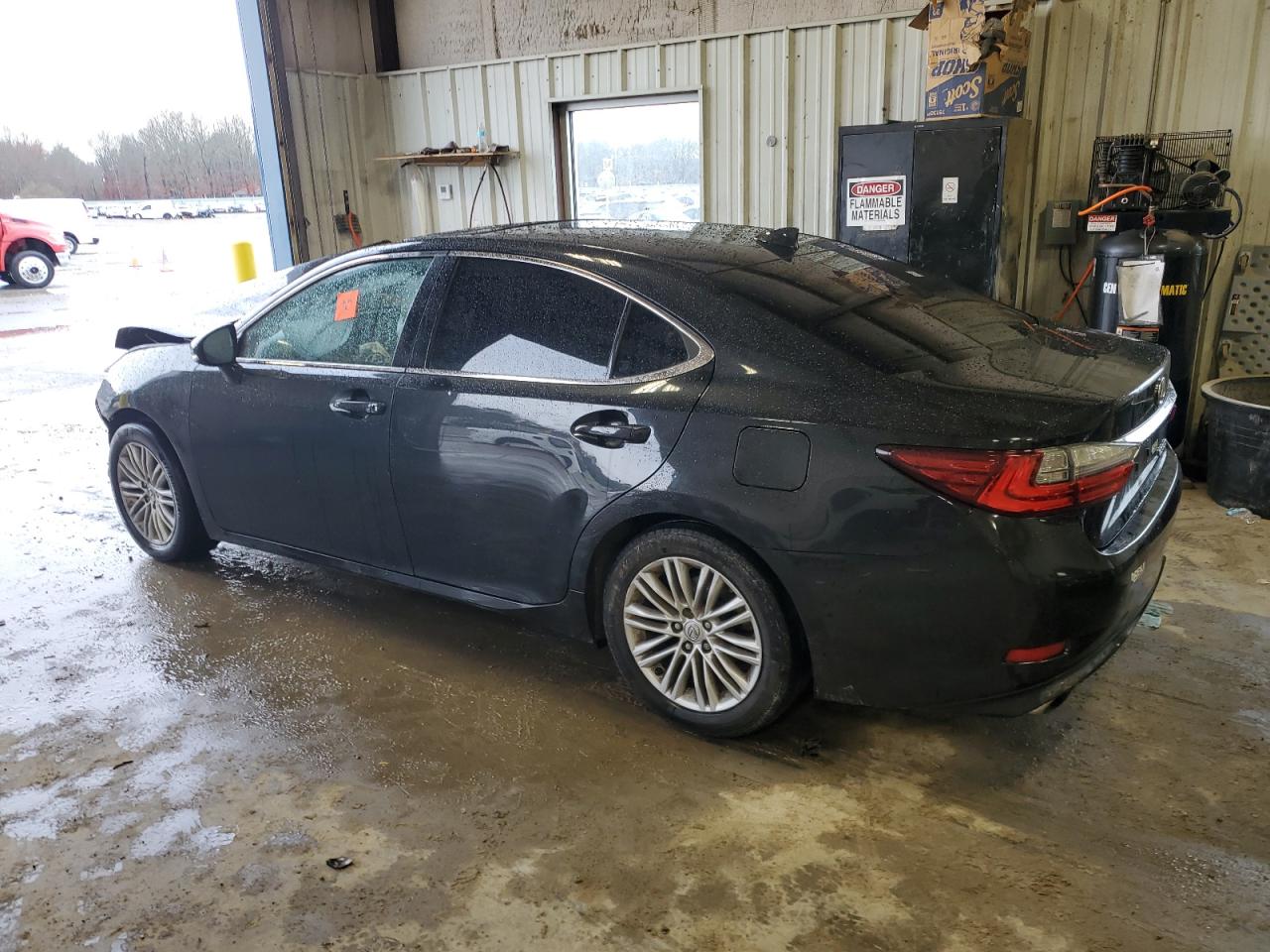 2016 Lexus ES - Image 2