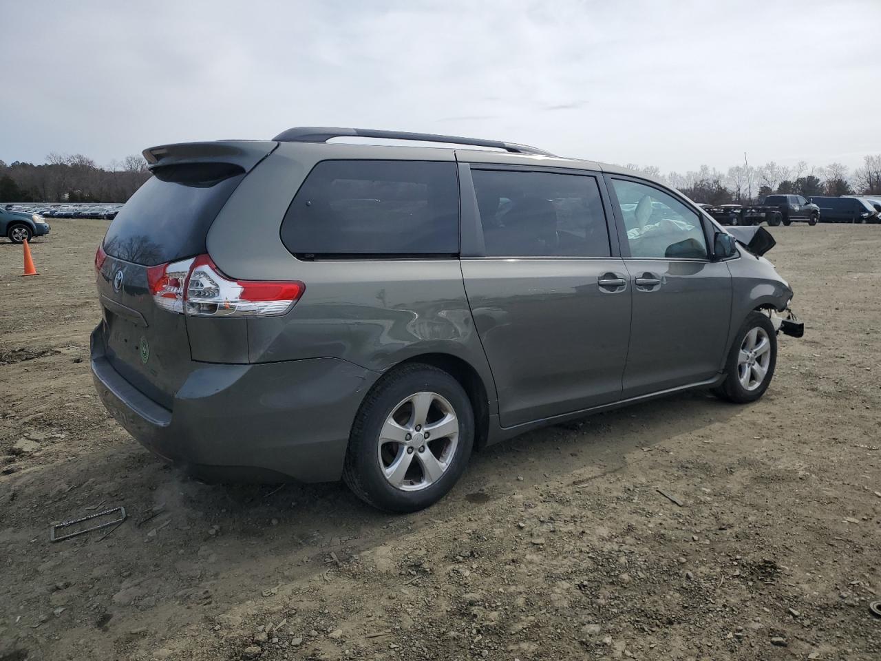 2012 Toyota Sienna - Image 3