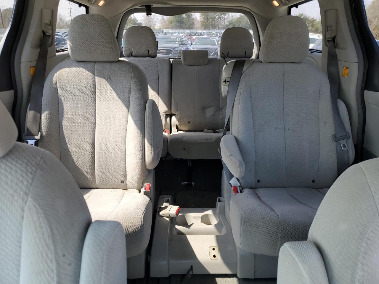 2011 Toyota Sienna - Image 10
