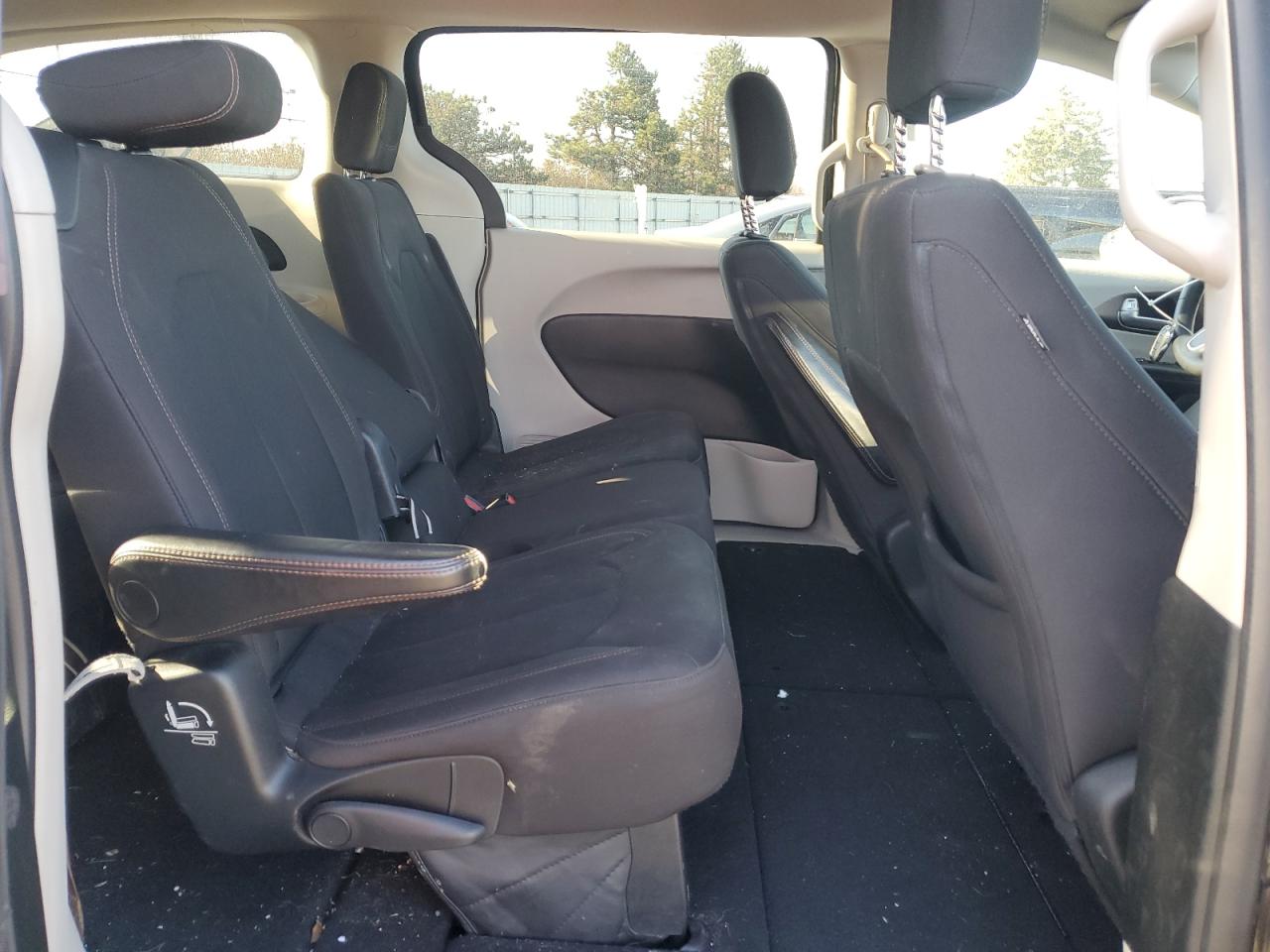 2017 Chrysler Pacifica - Image 11