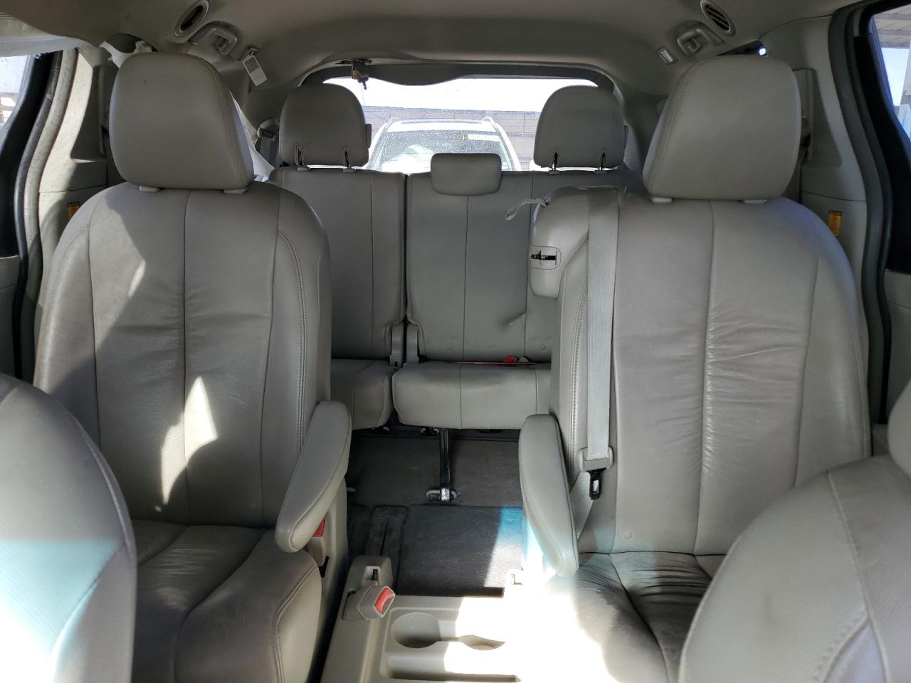 2012 Toyota Sienna - Image 10