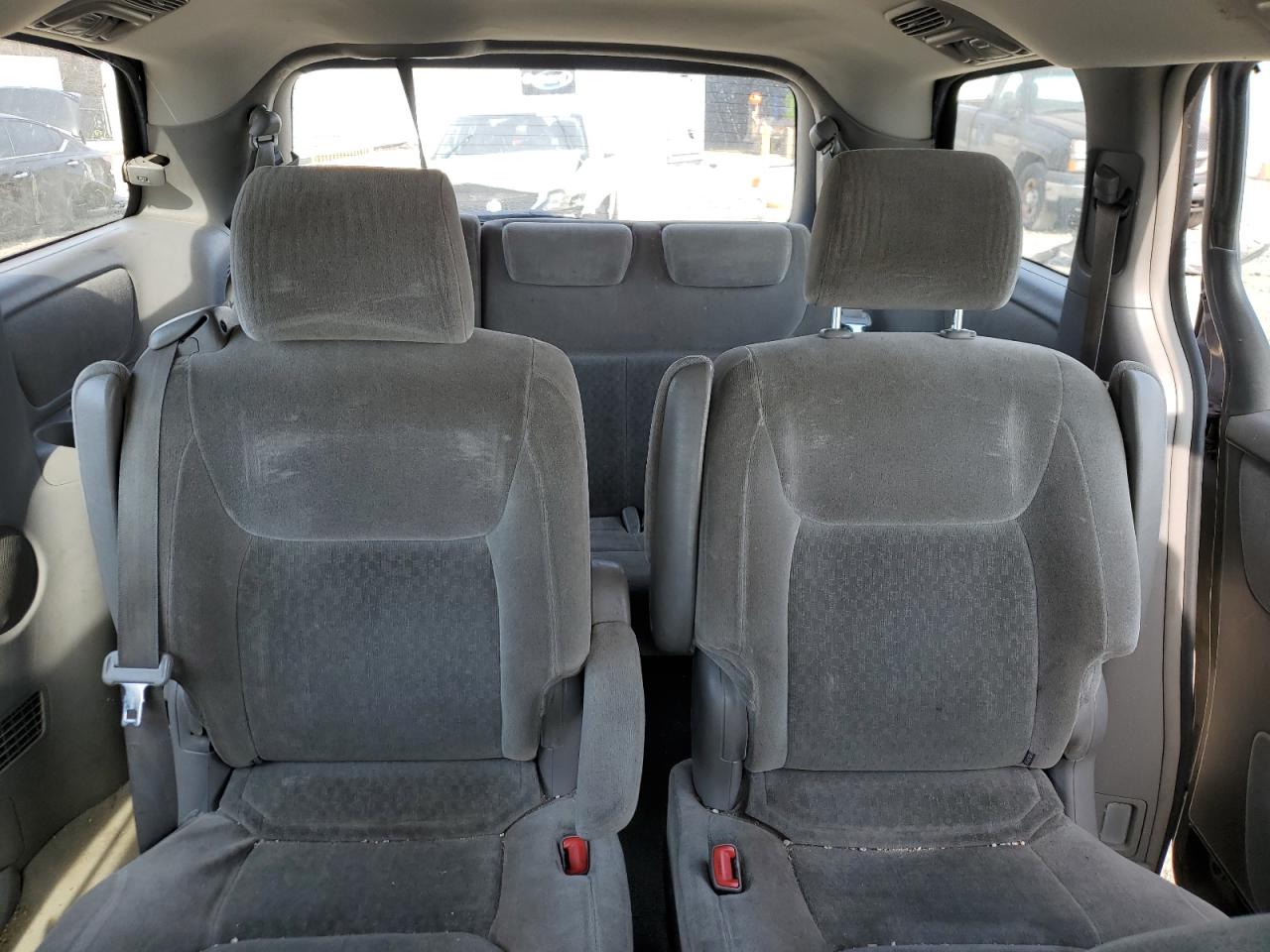 2004 Toyota Sienna - Image 10