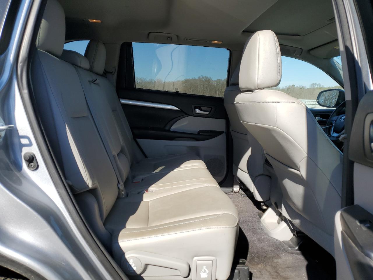 2016 Toyota Highlander - Image 11