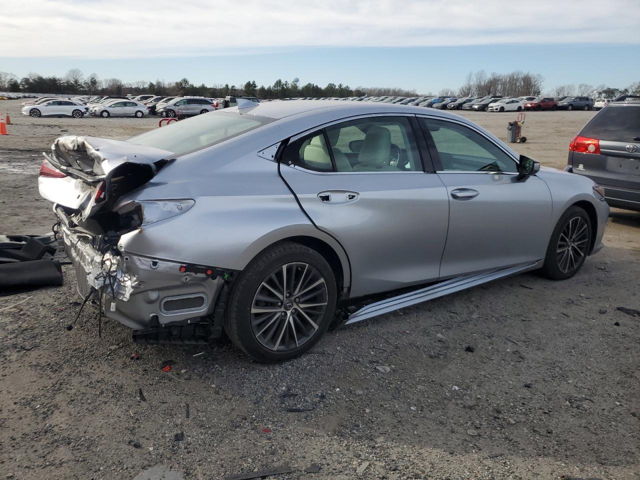 2022 Lexus ES - Image 3