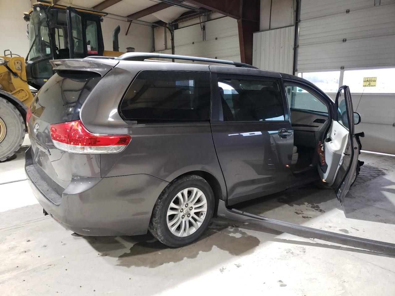 2012 Toyota Sienna - Image 3