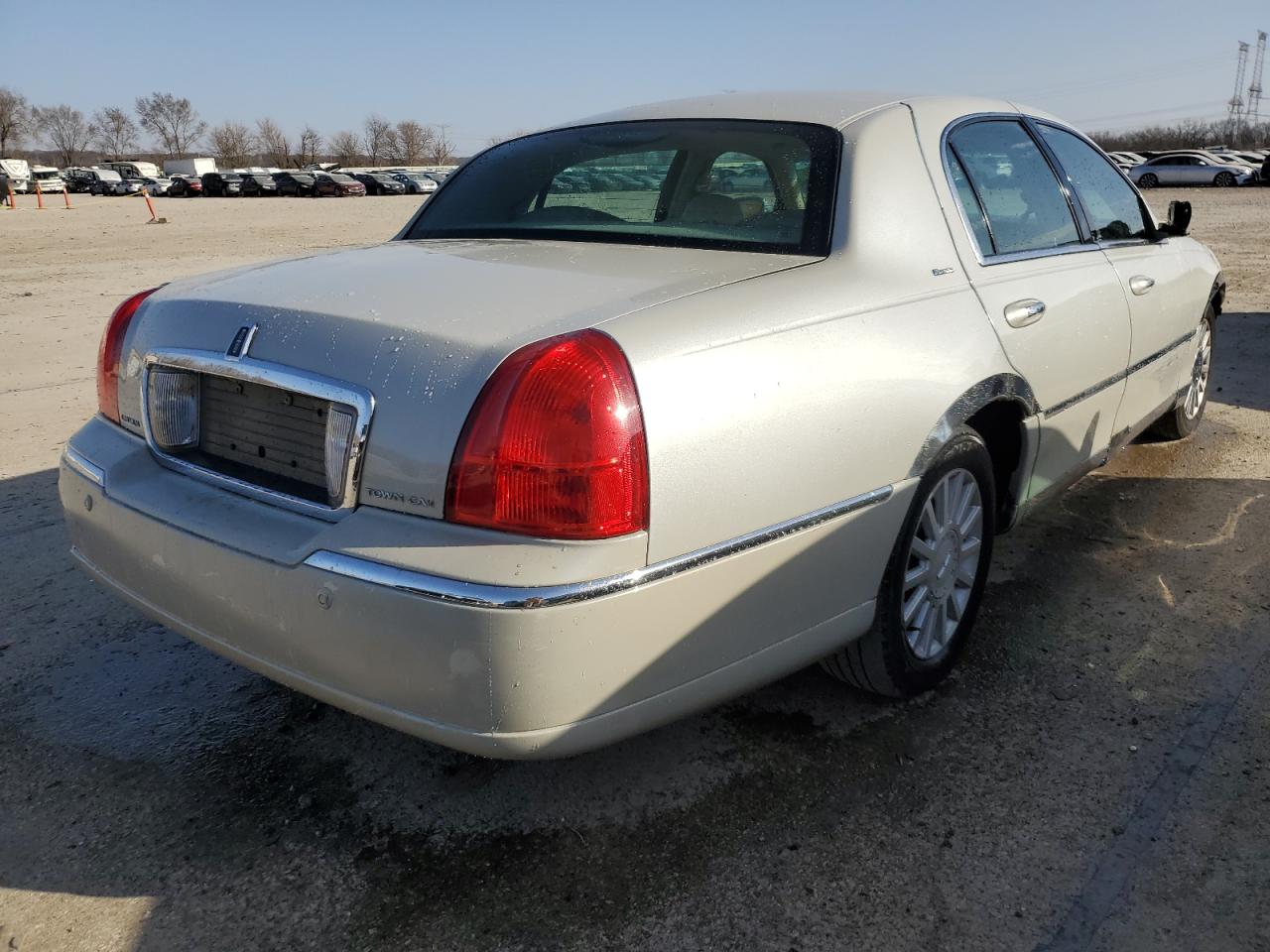 2004 Lincoln Town Car - Image 3