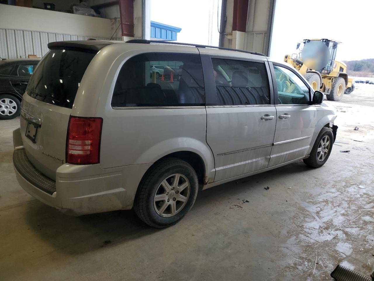 2010 Chrysler Town & Country - Image 3