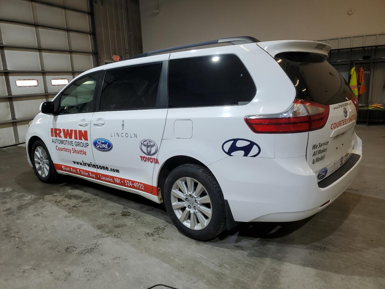 2015 Toyota Sienna - Image 2