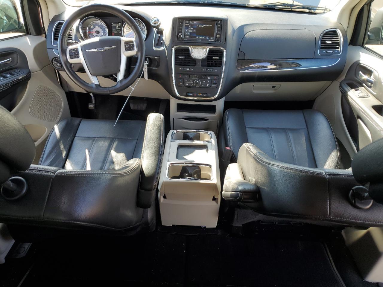 2015 Chrysler Town & Country - Image 8