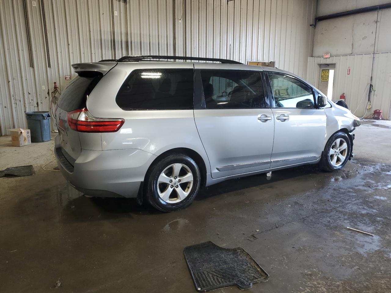 2015 Toyota Sienna - Image 3