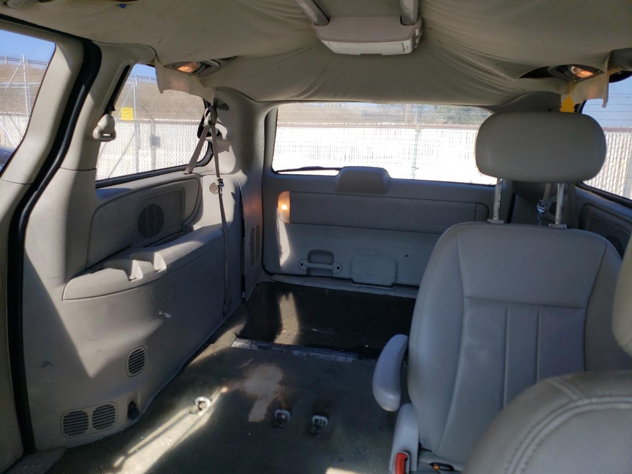 2005 Chrysler Town & Country - Image 10