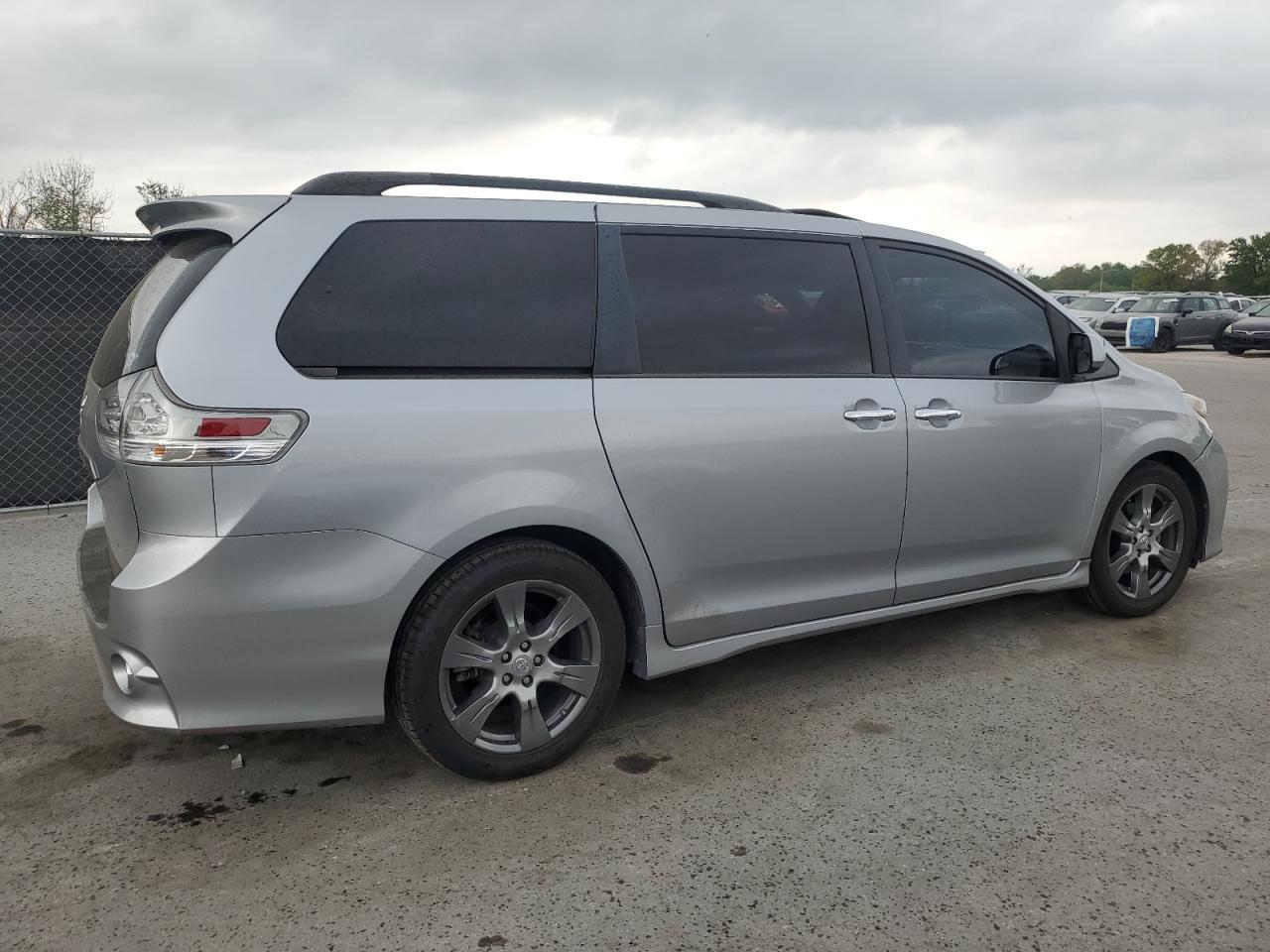 2017 Toyota Sienna - Image 3