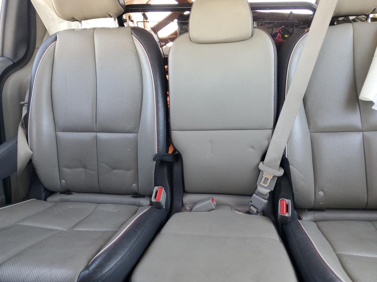 2017 Kia Sedona - Image 10