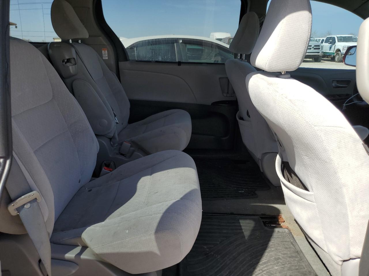 2015 Toyota Sienna - Image 11
